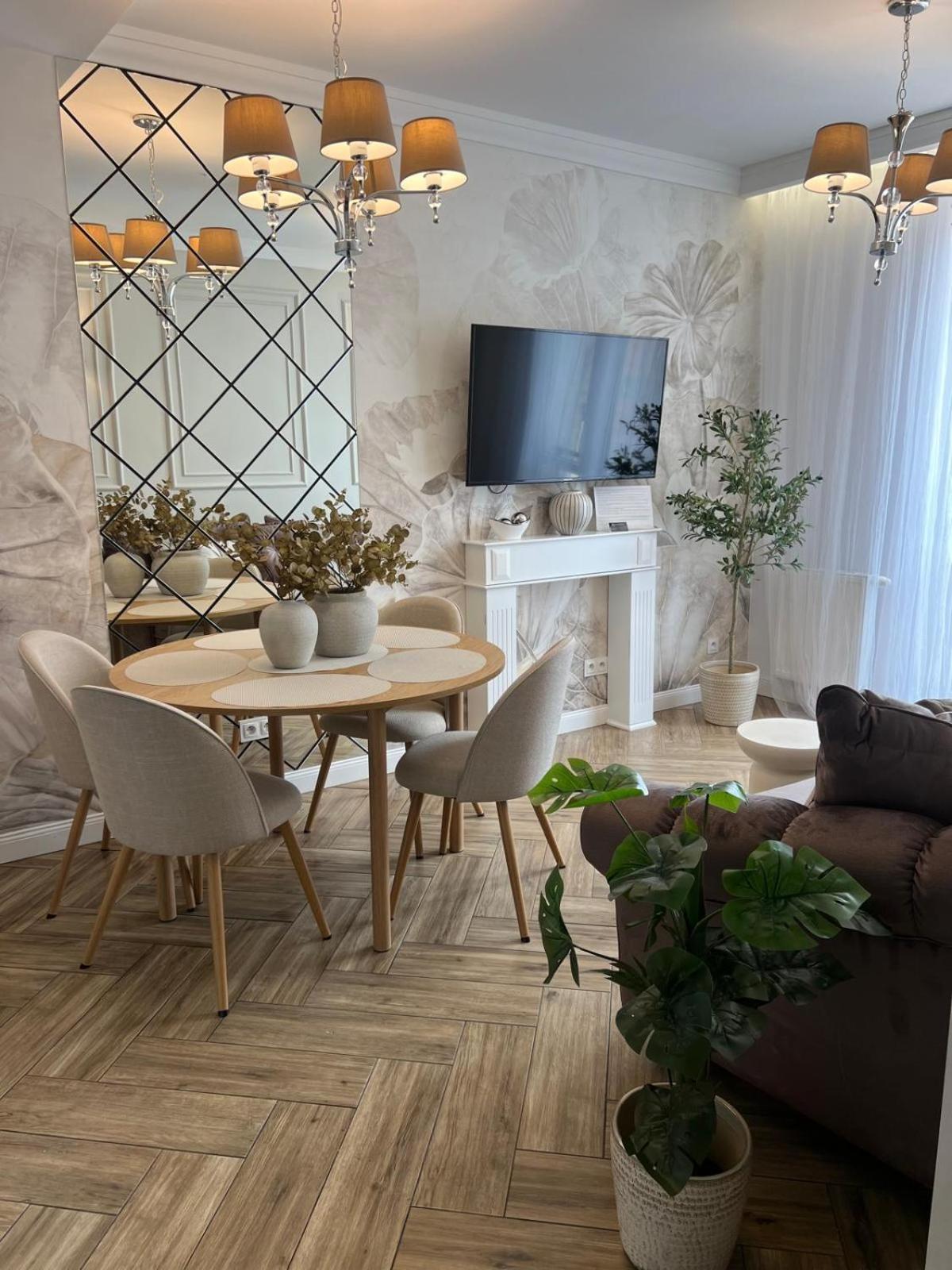 Family & Business Sauna Apartments Plac Wolnosci Centrum Downtow, - Piekny Apartament - 5 Bedroom With Private Sauna, Bath With Hydromassage, Parking, Catering Options Kielce Exterior foto